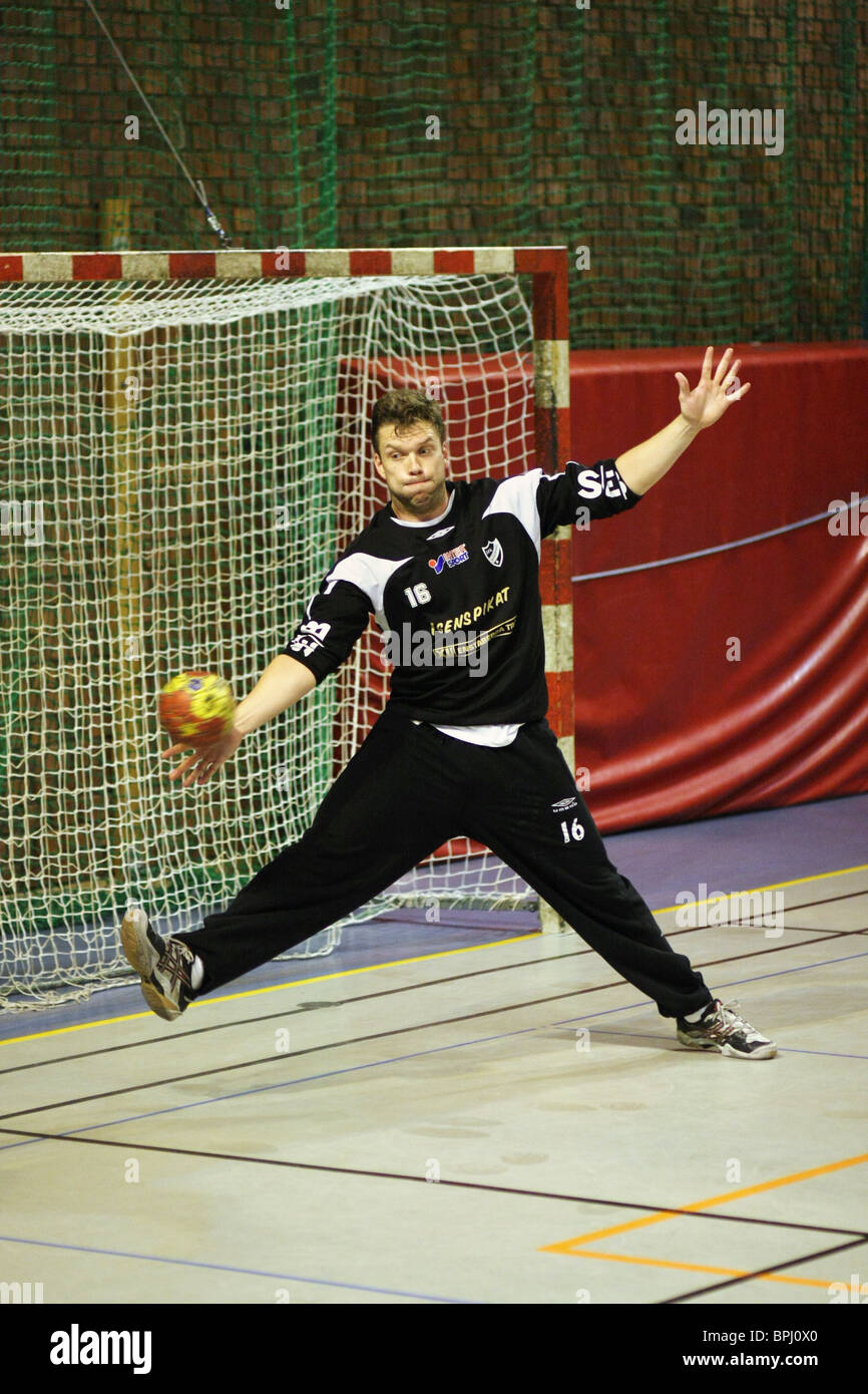 Azione fotografia salva da un gioco di pallamano che mostra il goalie in IFK Nyköping. Foto Stock