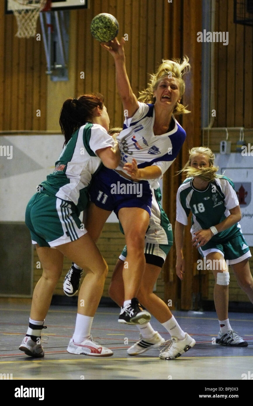 Foto di azione da un gioco di pallamano tra IFK Nyköping (bianco e blu) e Mantorps se (verde). Foto Stock