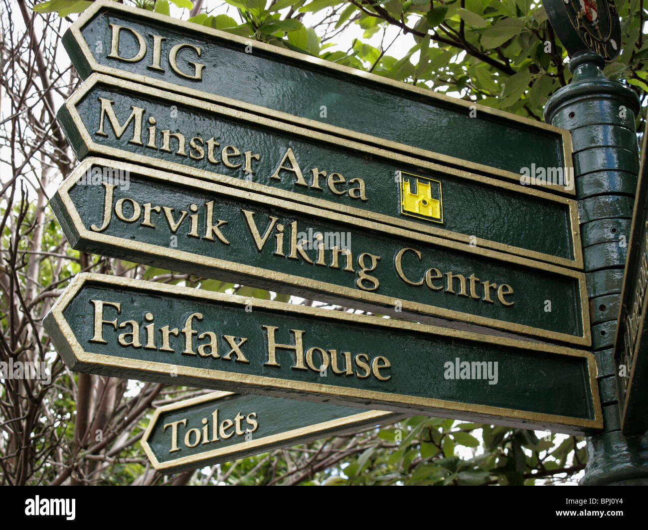 Direzione segnaletica che conduce alle attrazioni turistiche nella storica città di York Foto Stock