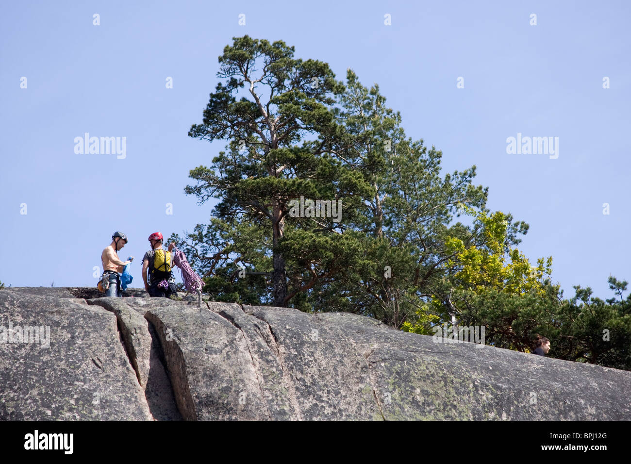 Gli arrampicatori Mouontain sul ripido fianco della montagna di Simonsberget, Tunaberg, Svezia. Foto Stock