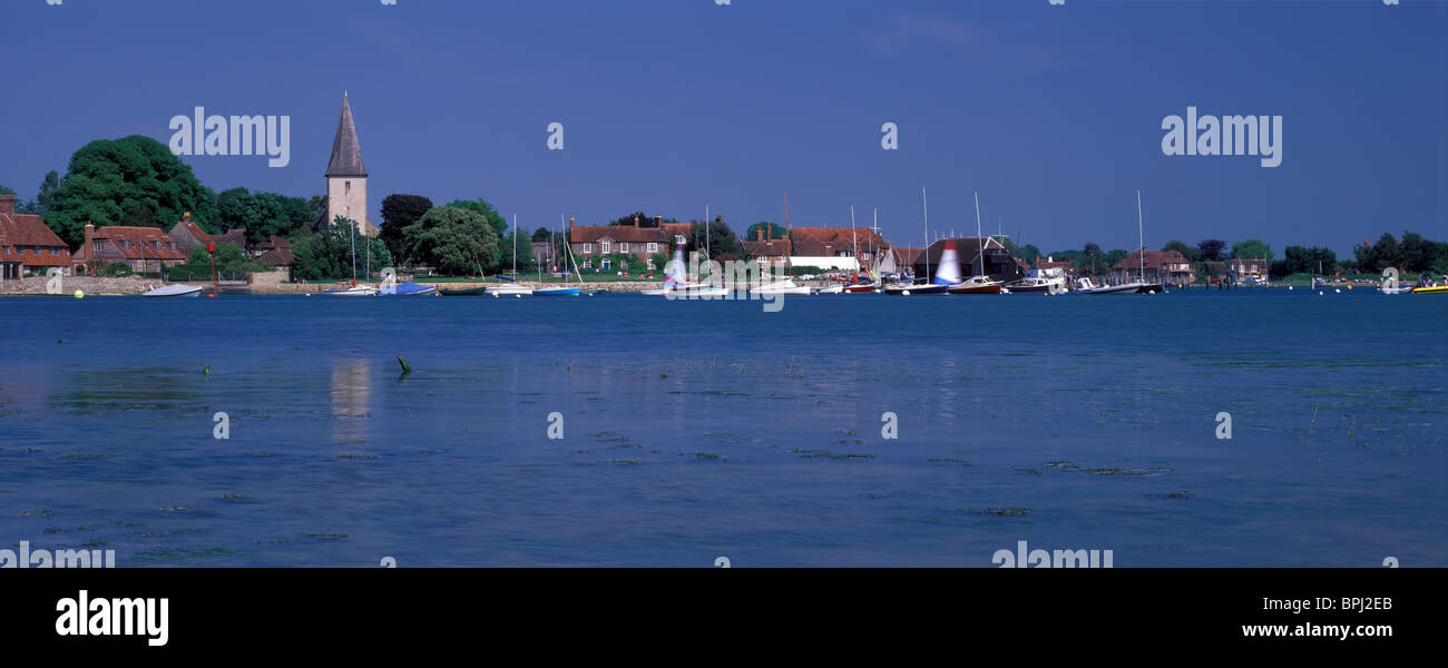 Bosham visto attraverso il porto di Chichester da Chidham, West Sussex Foto Stock