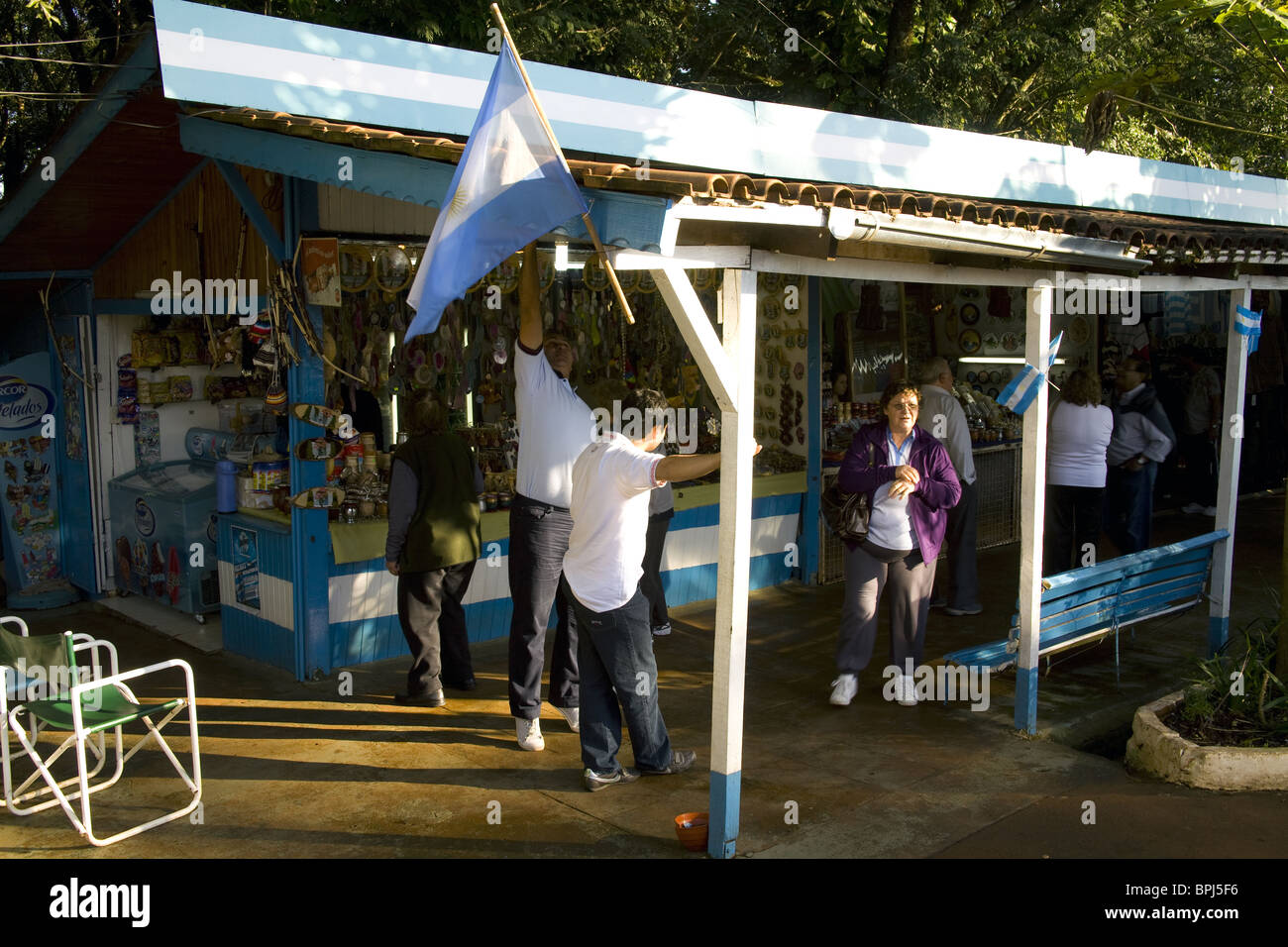 Mercato all'aperto per il negozio di souvenir in Puerto Iguazu, argentino triplice frontiera con il Brasile e il Paraguay Foto Stock