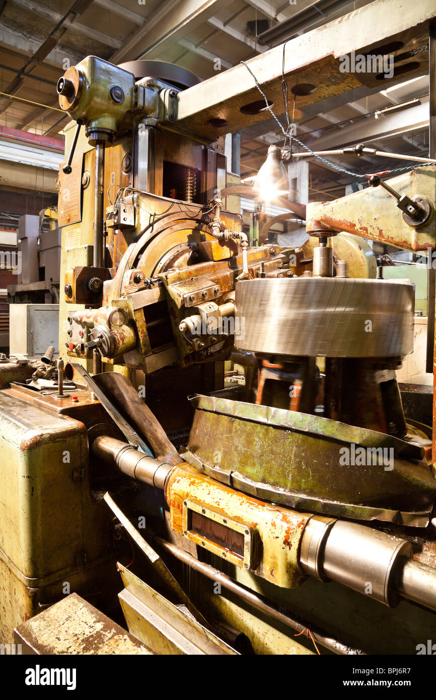 Macchinari pesanti in un sito industriale in Romania. Foto Stock