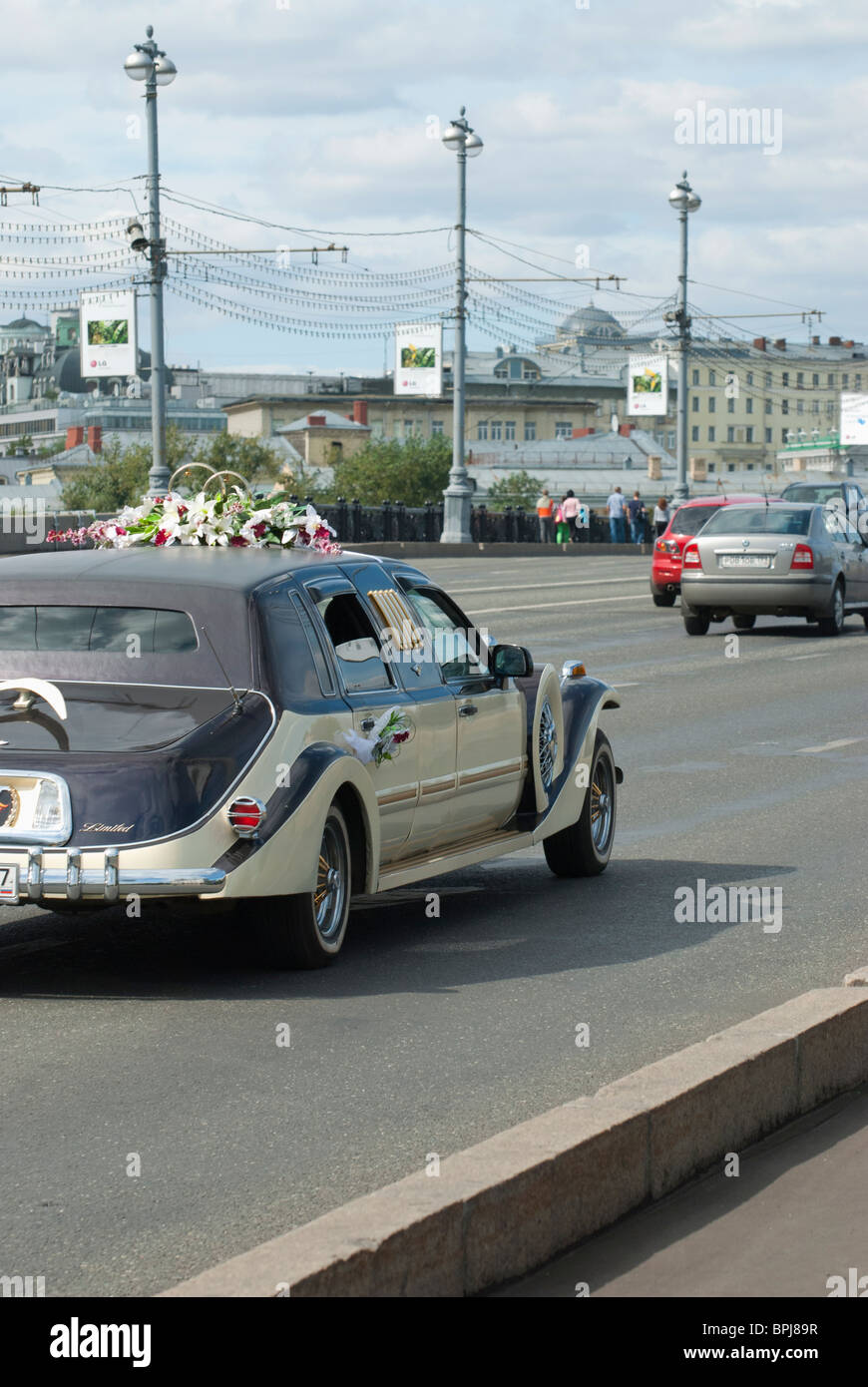 Appena sposato l'auto sulla strada di Mosca Foto Stock