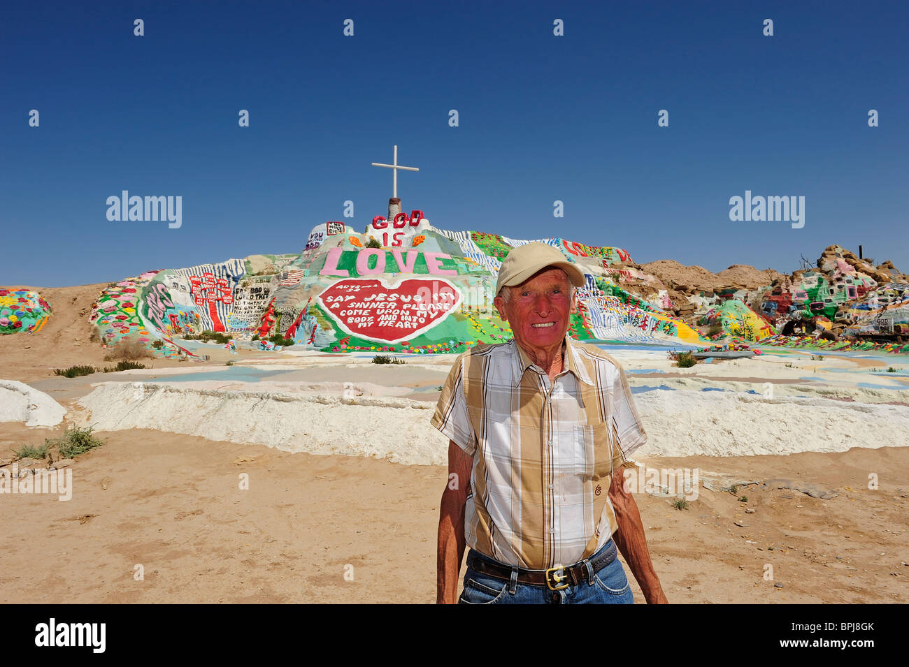 Leonard Knight in piedi nella parte anteriore della sua creazione salvezza monte vicino a lastra al di fuori della città di Niland, California. Foto Stock