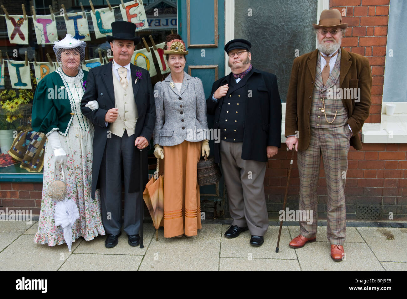 Le donne e gli uomini in una varietà di periodo di autentici costumi in occasione dell'annuale Festival del Vittoriano in Llandrindod Wells Powys Mid Wales UK Foto Stock