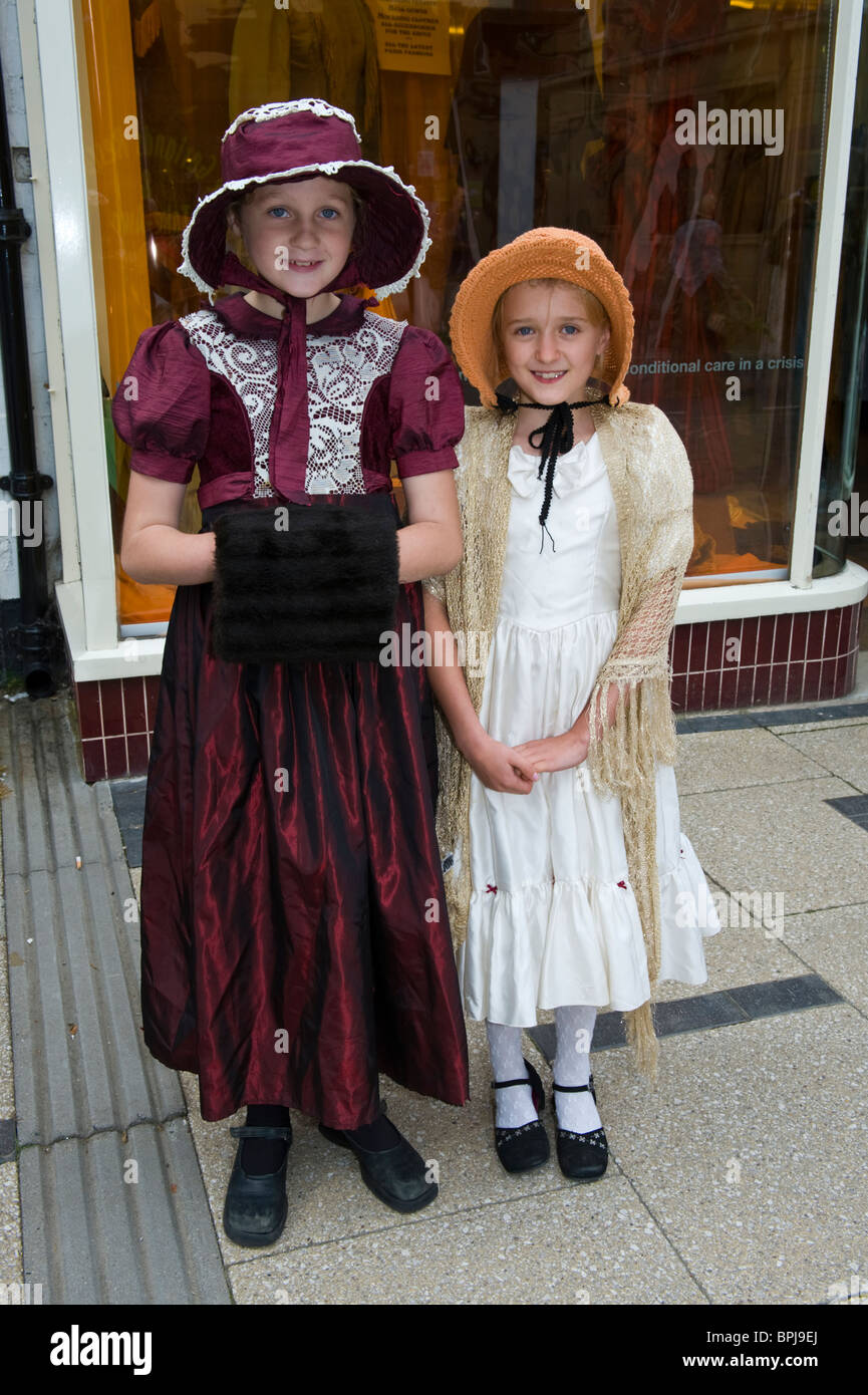 Le ragazze in costume in occasione dell'annuale Festival del Vittoriano in Llandrindod Wells Powys Mid Wales UK Foto Stock