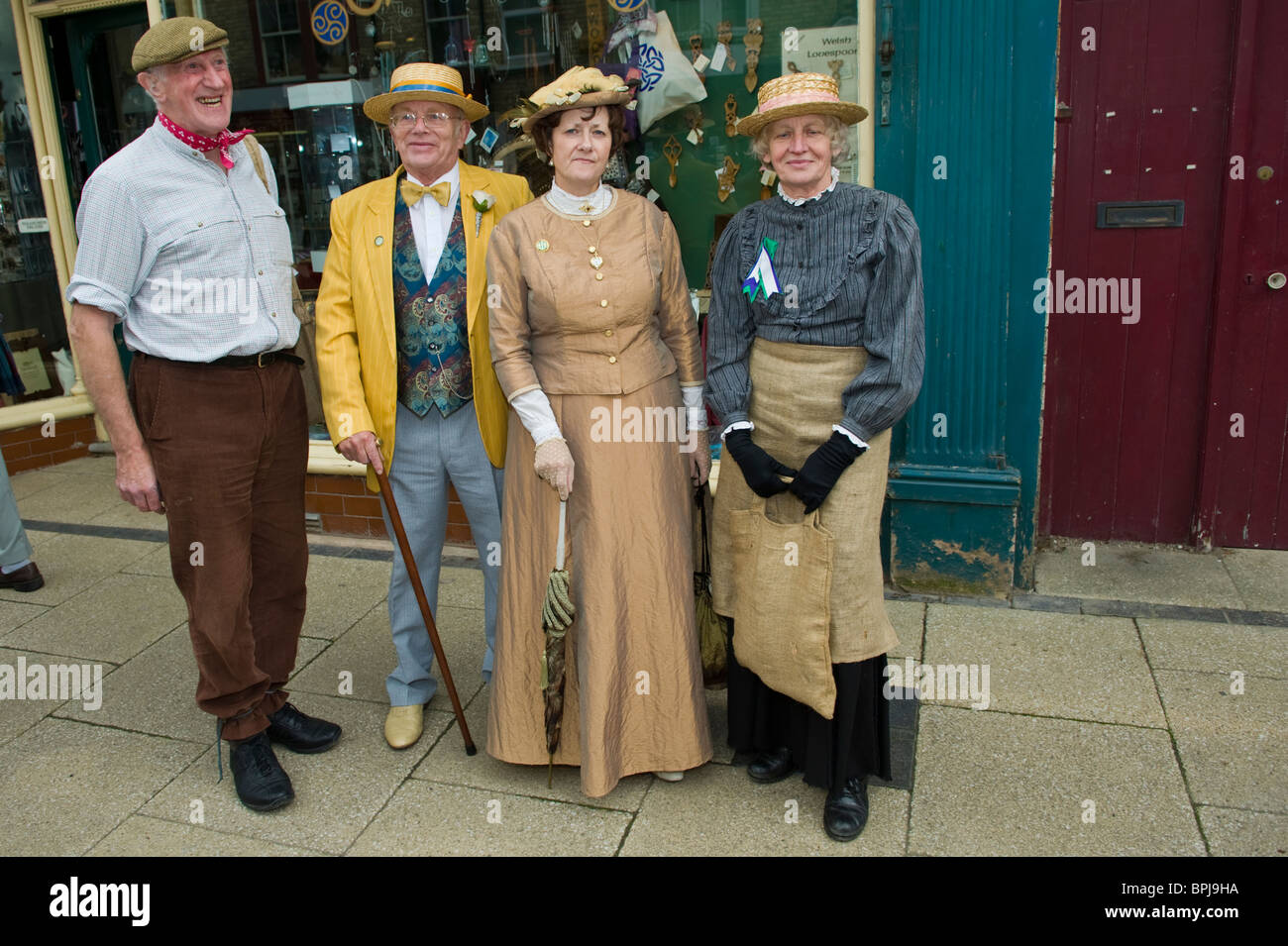 Le donne e gli uomini in una varietà di periodo di autentici costumi in occasione dell'annuale Festival del Vittoriano in Llandrindod Wells Powys Mid Wales UK Foto Stock