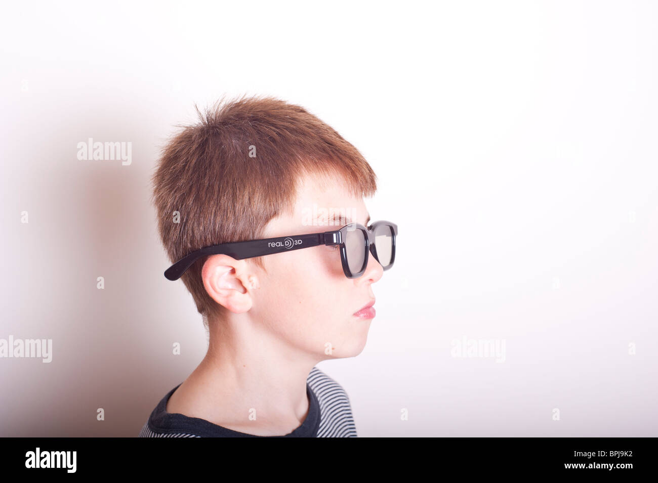 Un modello rilasciato una foto di un 10 anno vecchio ragazzo che indossa un paio di reale occhiali 3d in studio Foto Stock