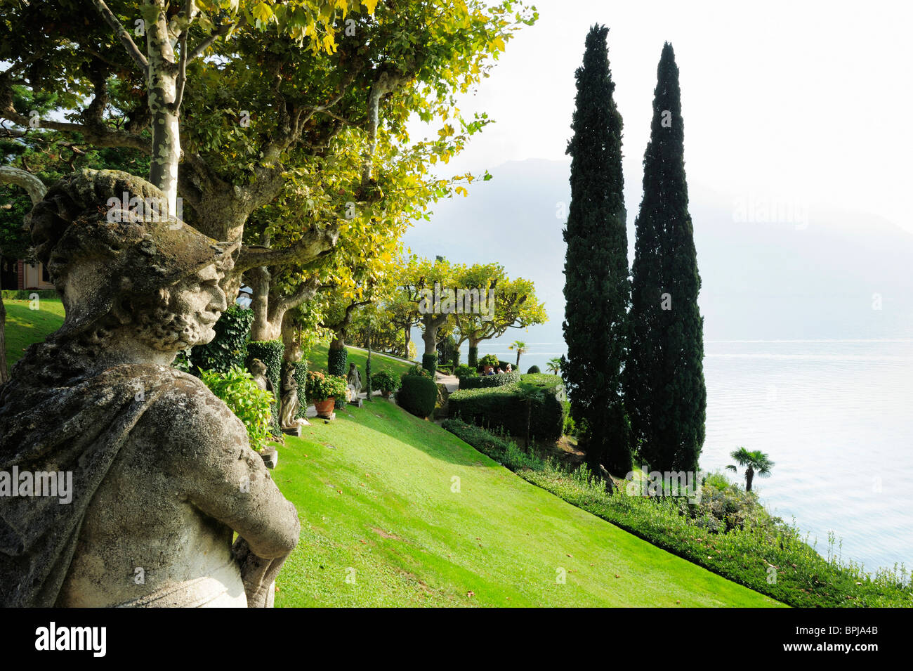 Le sculture e i cipressi nel parco di Villa del Balbianello Lenno, Lago di Como, Lombardia, Italia Foto Stock