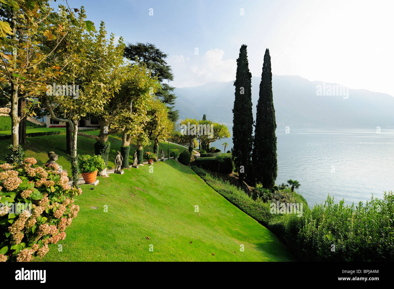 Giardino con cipressi, Villa del Balbianello Lenno, Lago di Como, Lombardia, Italia Foto Stock