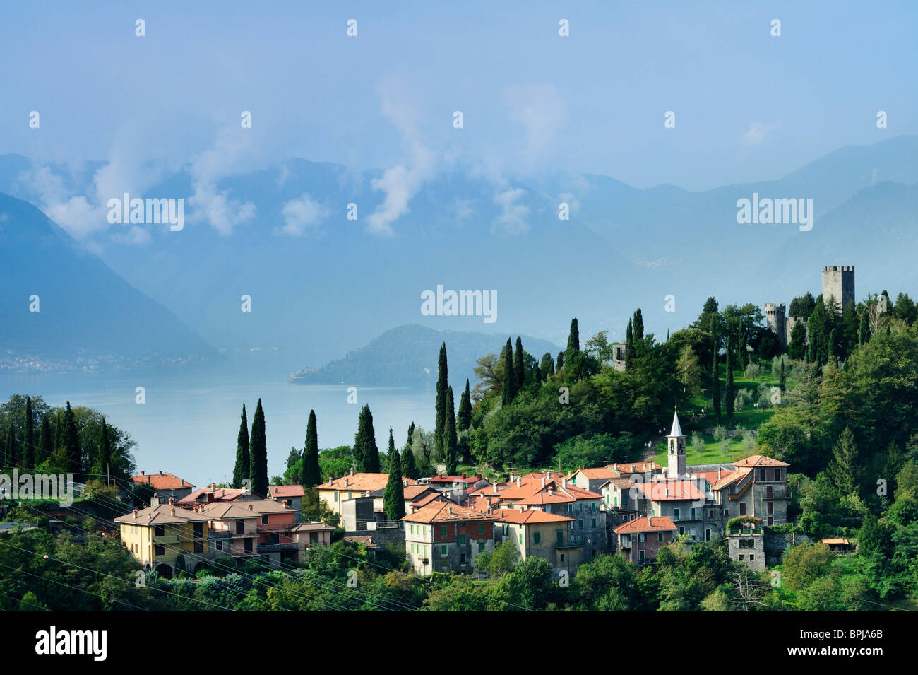 Vista di Vezio con cipressi e Castello di Vezio, Lago di Como, Lombardia, Italia Foto Stock