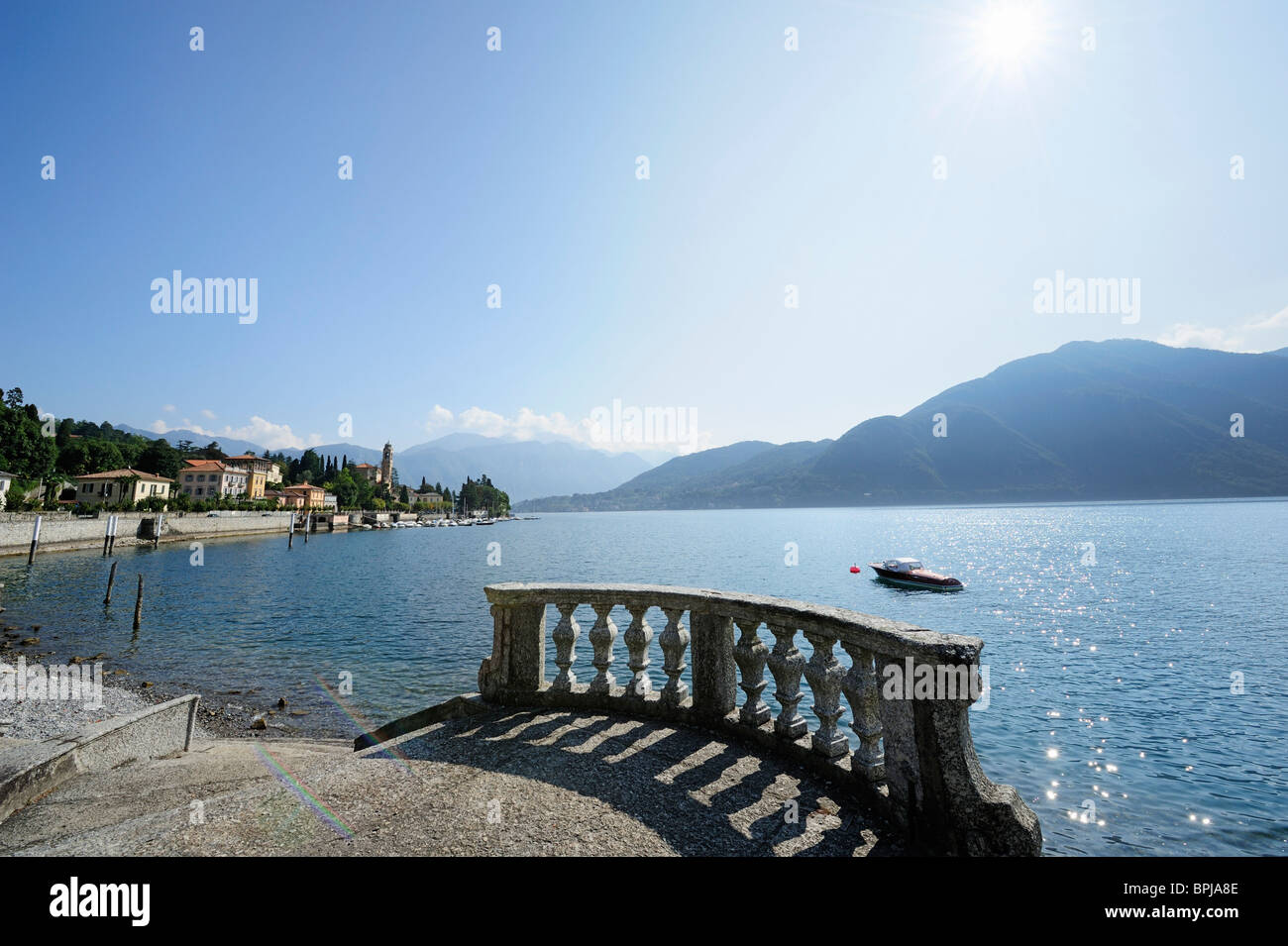 Balaustra in pietra sul Lago di Como, Tremezzo, Lombardia, Italia Foto Stock