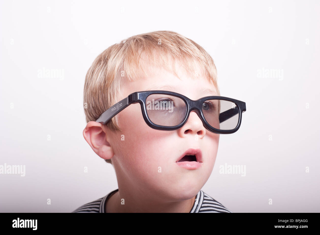 Un modello rilasciato una foto di un 6 anno vecchio ragazzo che indossa un paio di reale occhiali 3d in studio Foto Stock