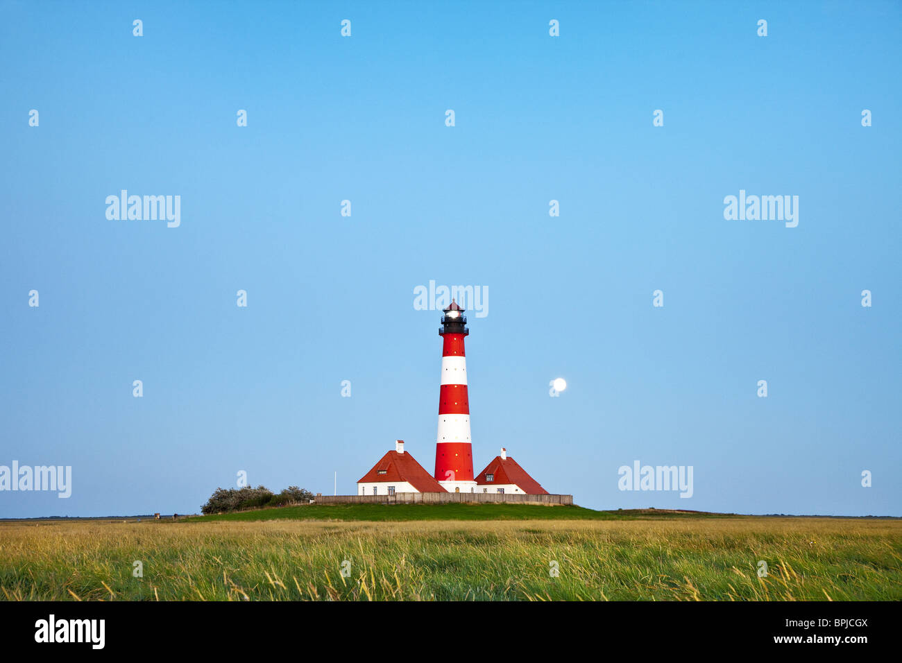 Faro di Westerheversand con la luna piena, Westerhever, Schleswig-Holstein, Germania Foto Stock