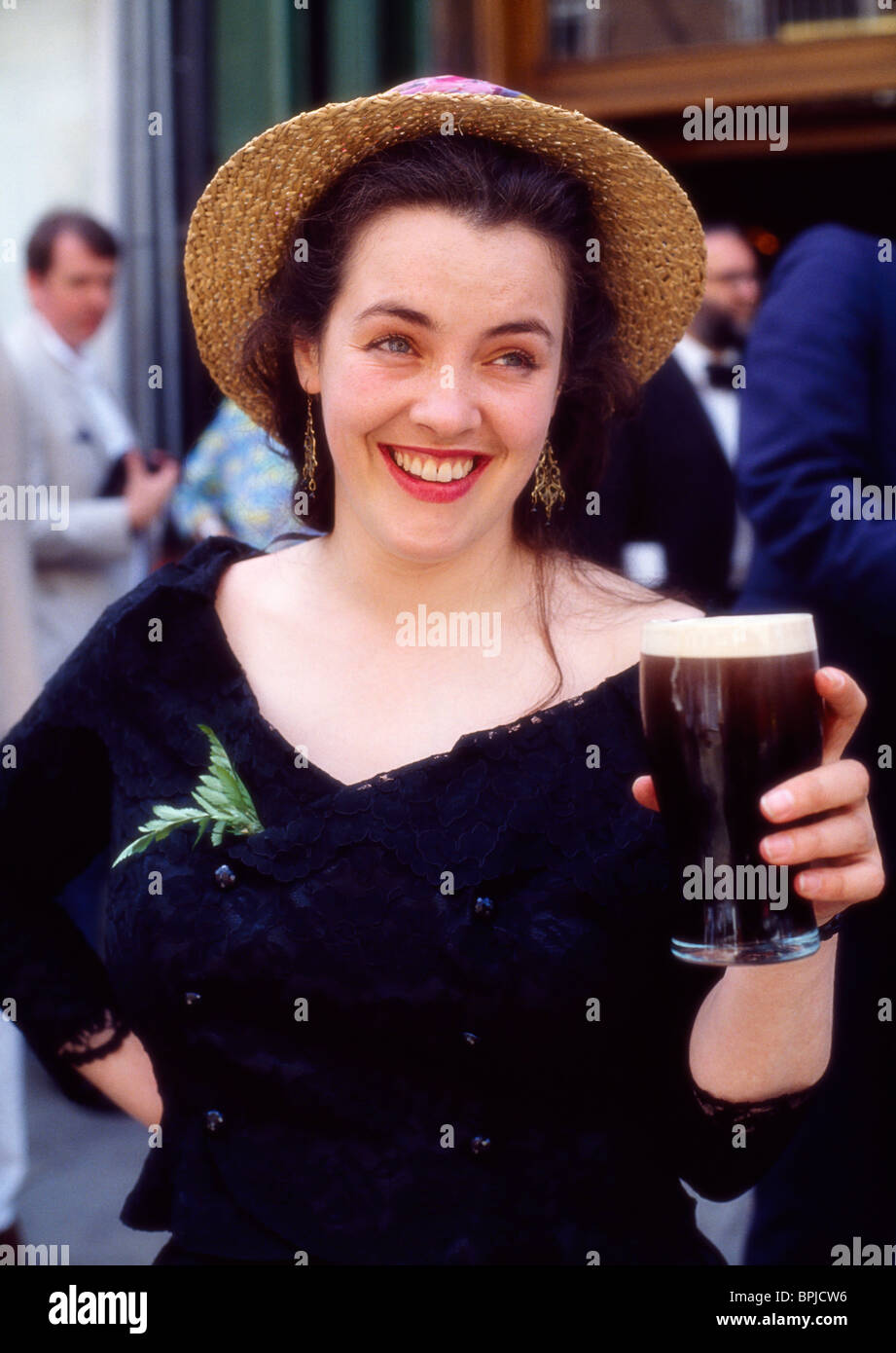 Donna che mantiene Drink sul Bloomsday a Dublino, Irlanda Foto Stock