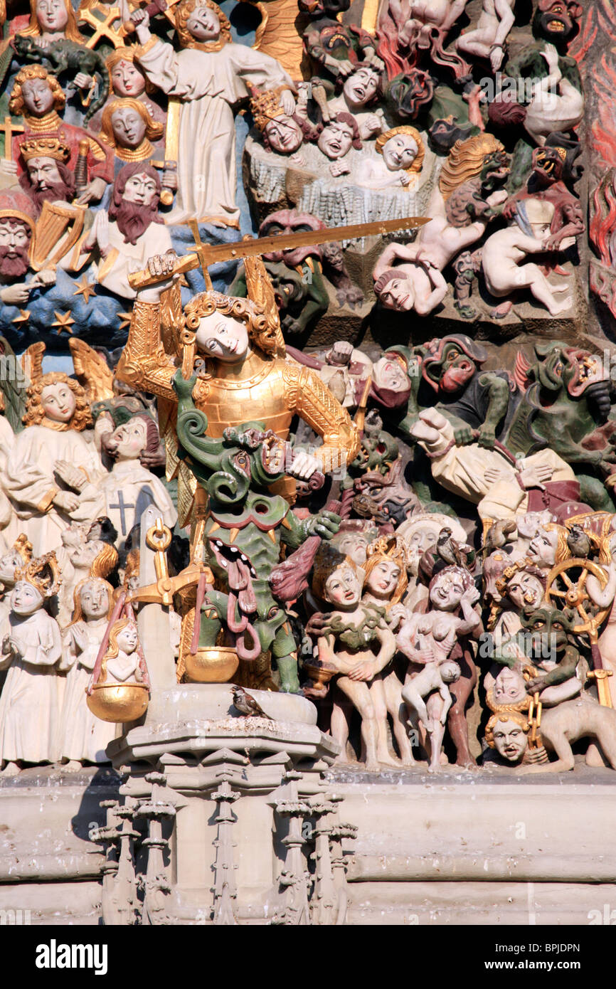 Il timpano scolpito sopra la porta occidentale di Berna chiesa cattedrale. Foto Stock