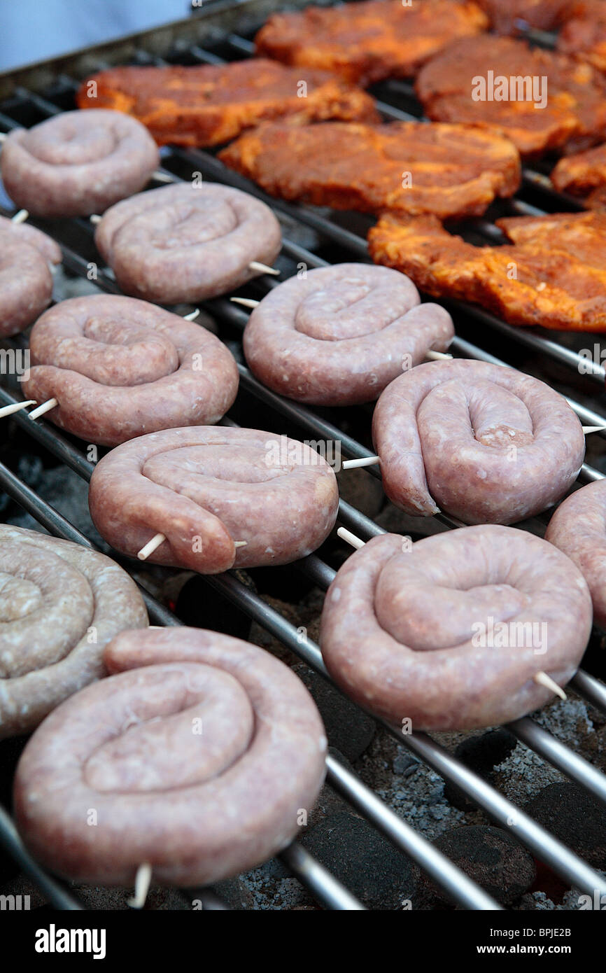 Dettaglio tedesco con barbecue marinaded schnitzel e il bratwurst/salsiccia Foto Stock