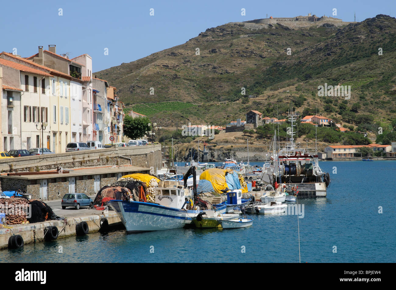 Port Vendres una cittadina di pescatori e località di villeggiatura balneare sulla Cote Vermeille Sud della Francia Foto Stock