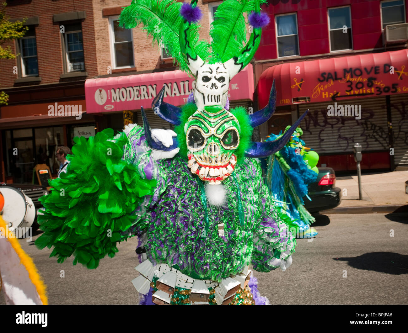 Danzatori vestiti come chupacabras eseguire nella Repubblica Dominicana parata del giorno di Williamsburg, Brooklyn New York Foto Stock