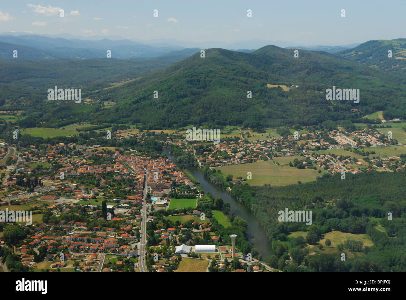 Vista aerea del villaggio Varilhes e Ariège river, a sud di Pamiers, Ariège, Midi-Pirenei, Francia Foto Stock