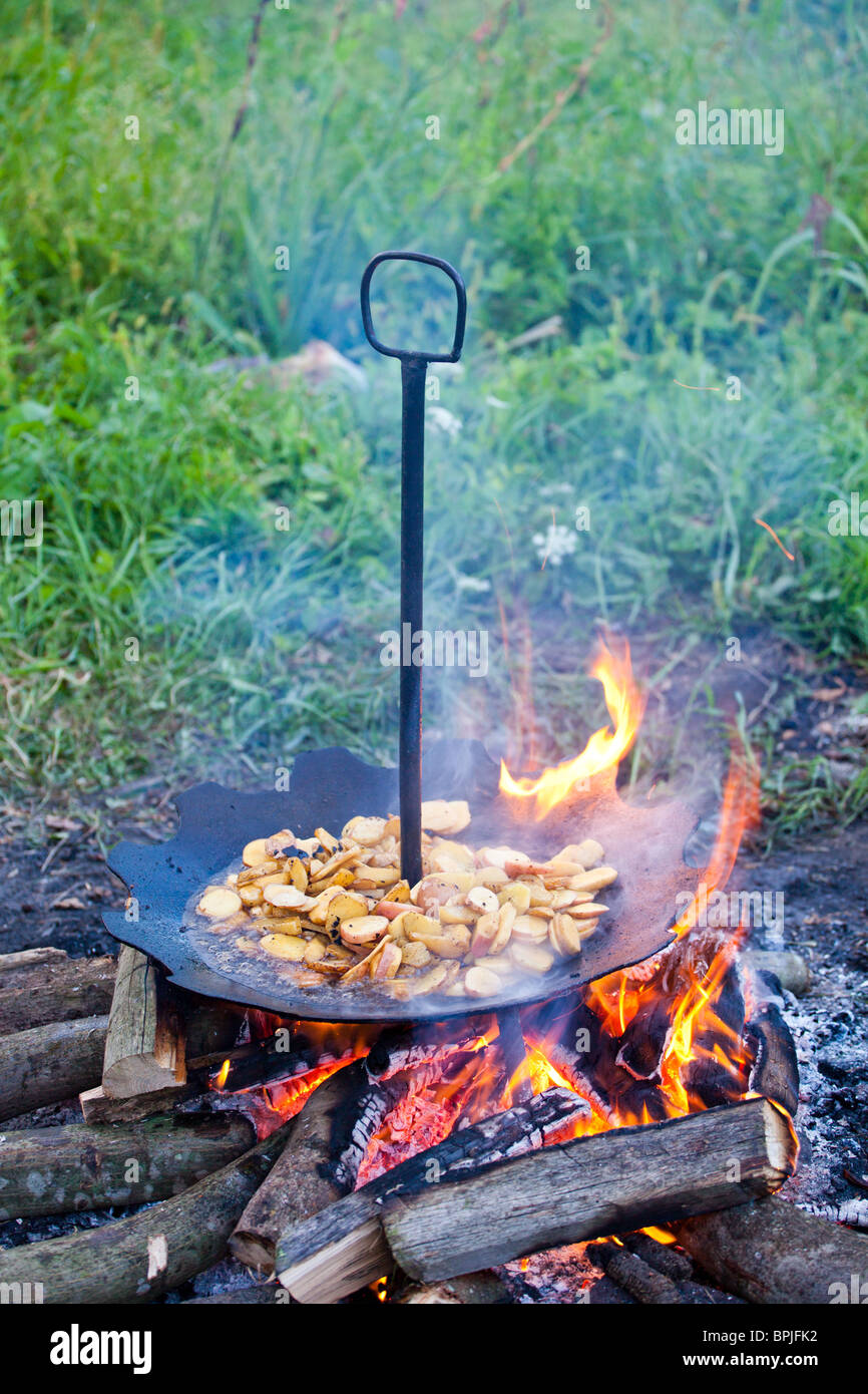 Rumeno tradizionale modo di preparare le patate sul barbecue. Foto Stock