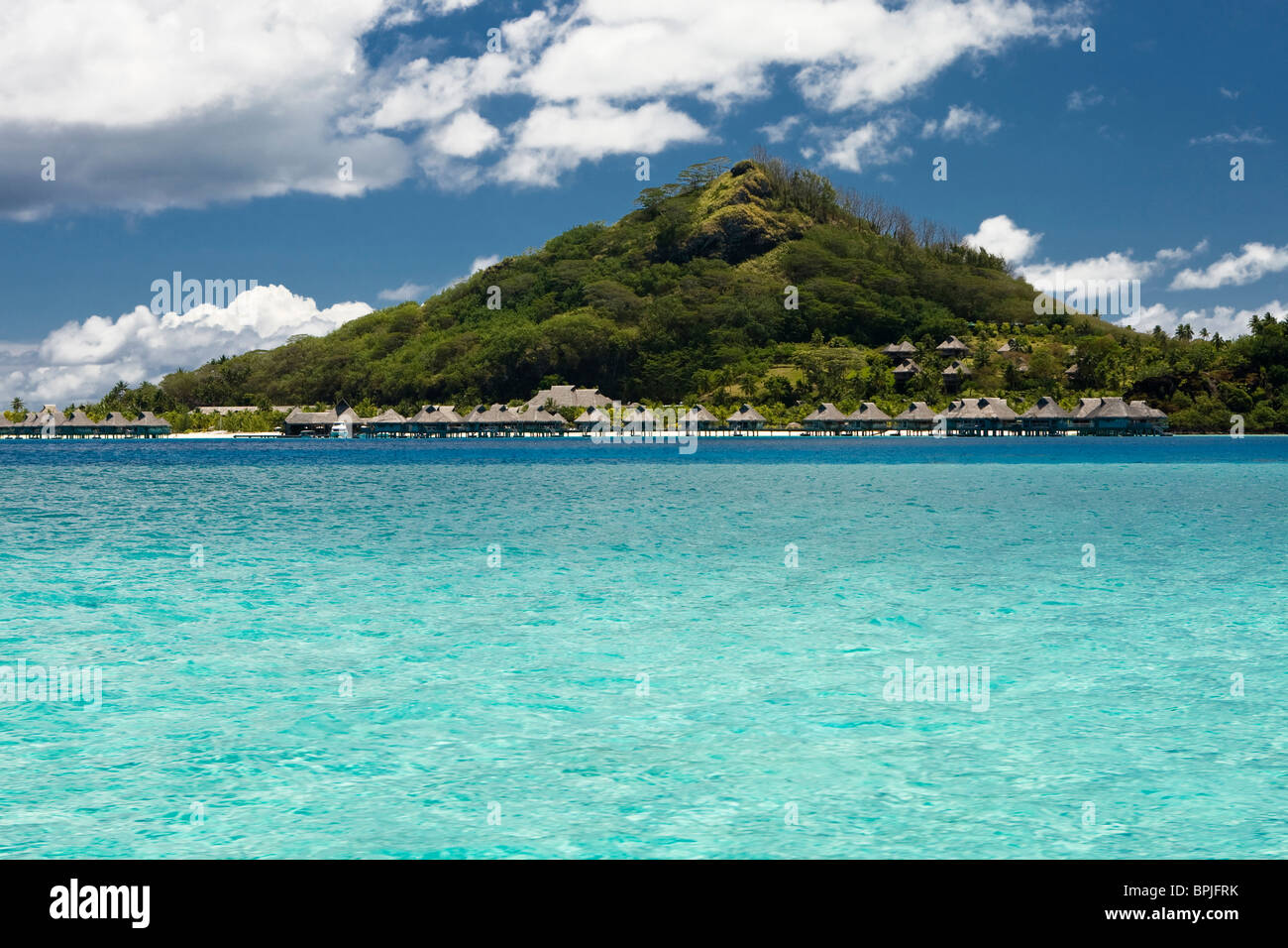 Sopra l'acqua di capanne di resort tropicale nella bella Bora Bora Foto Stock