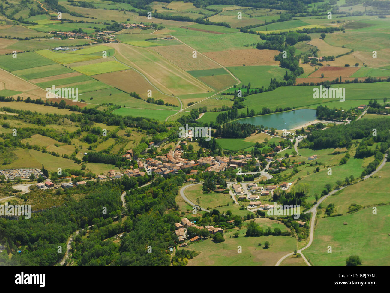 Vista aerea del villaggio Puivert, Aude, Languedoc-Roussillon, Francia Foto Stock