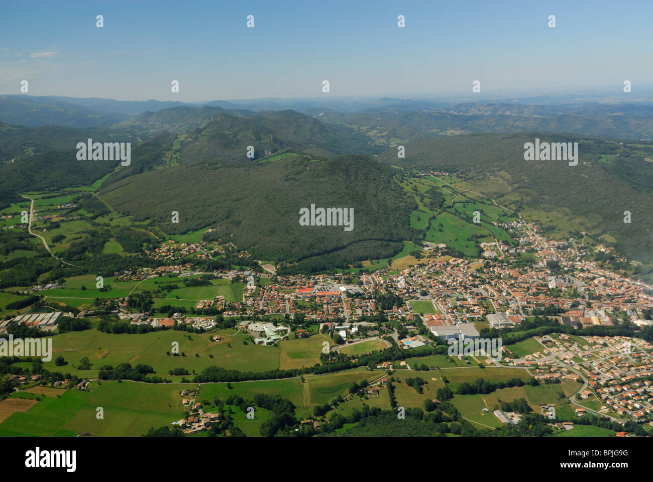 Vista aerea della città di Lavelanet, Plantaurel massiccio e Touyre valley, Ariège, Midi-Pirenei, Francia Foto Stock