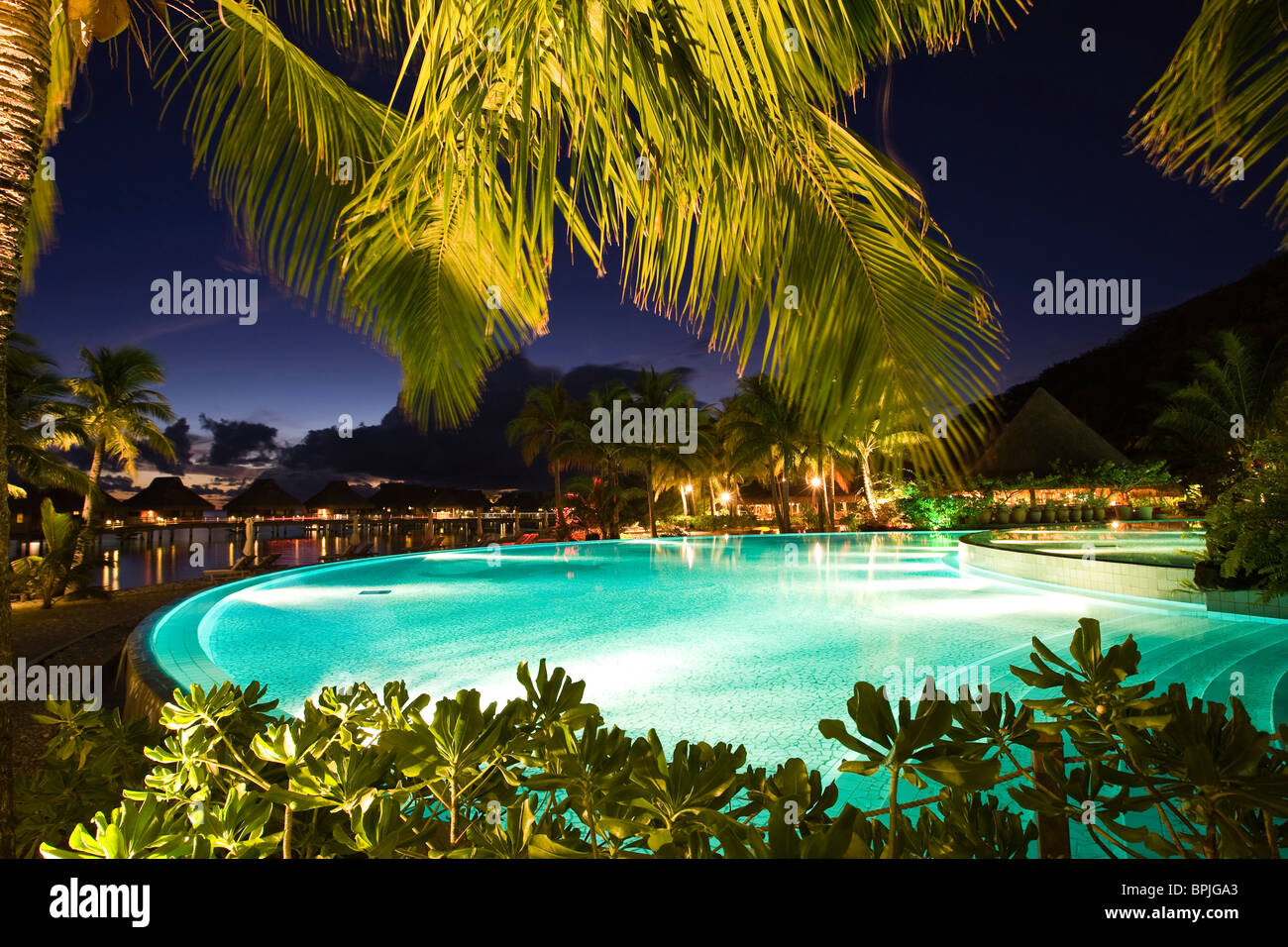 Piscina al tramonto a Bora Bora Nui Resort. Foto Stock