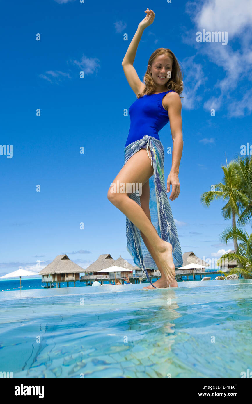 Sud Pacifico, Bora Bora, il turista femminile a bordo piscina. (PR/MR) Foto Stock