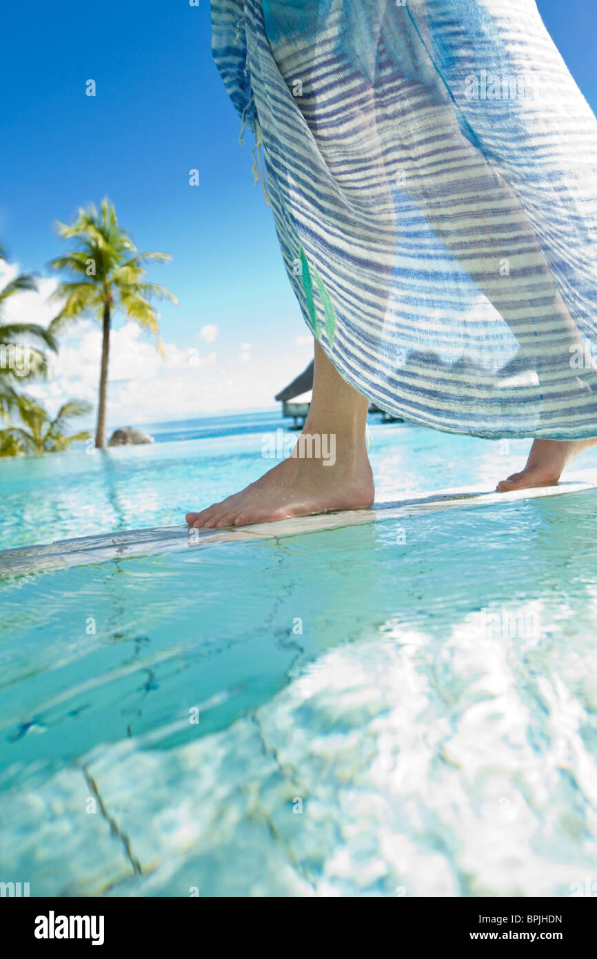 Sud Pacifico, Bora Bora, il turista femminile relax al resort. Foto Stock