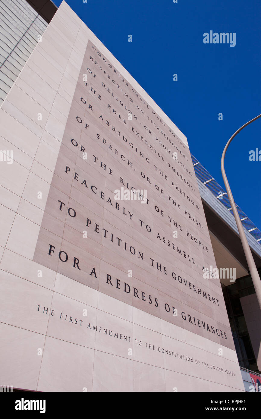 WASHINGTON, DC, Stati Uniti d'America - Primo Emendamento dell'U. S. Costituzione sulla parete al di fuori il Newseum, su Pennsylvania Avenue. Foto Stock