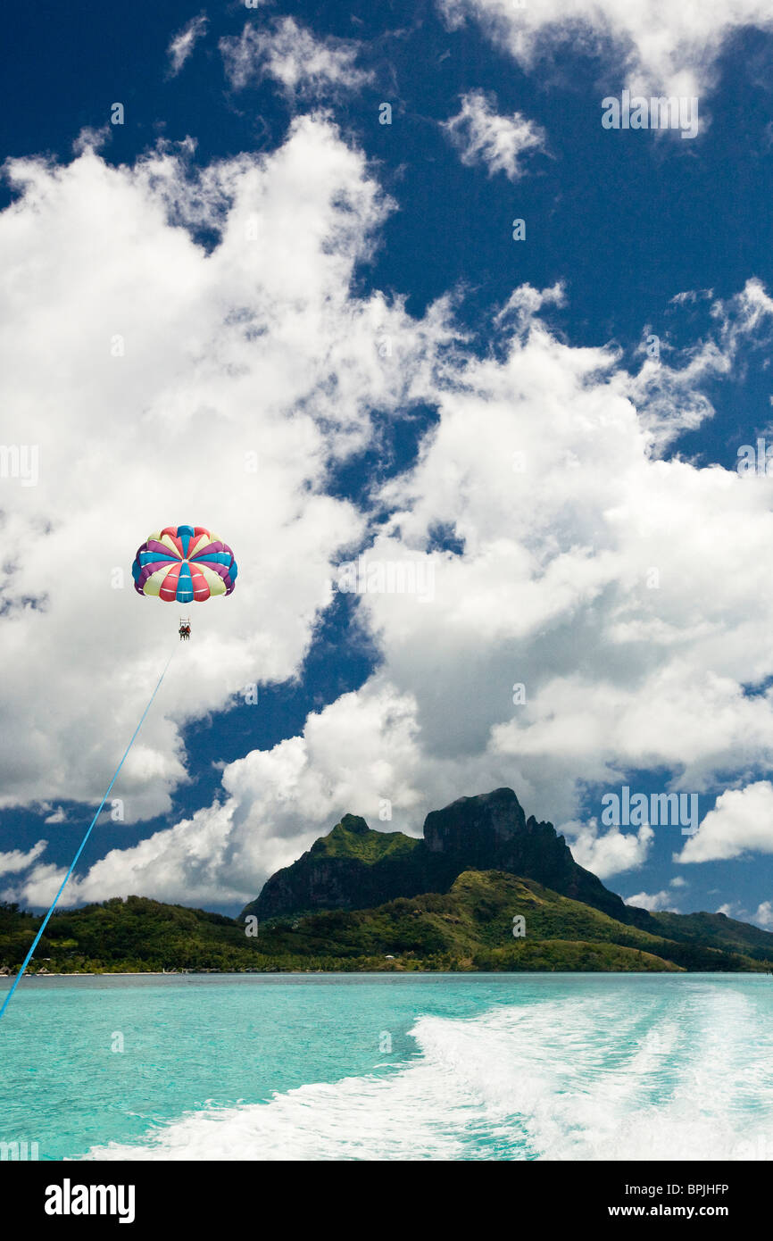 Il parasailing oltre la splendida laguna di Bora Bora. Monte Otemanu iin lo sfondo è sacro al popolo di Bora Bora. Foto Stock