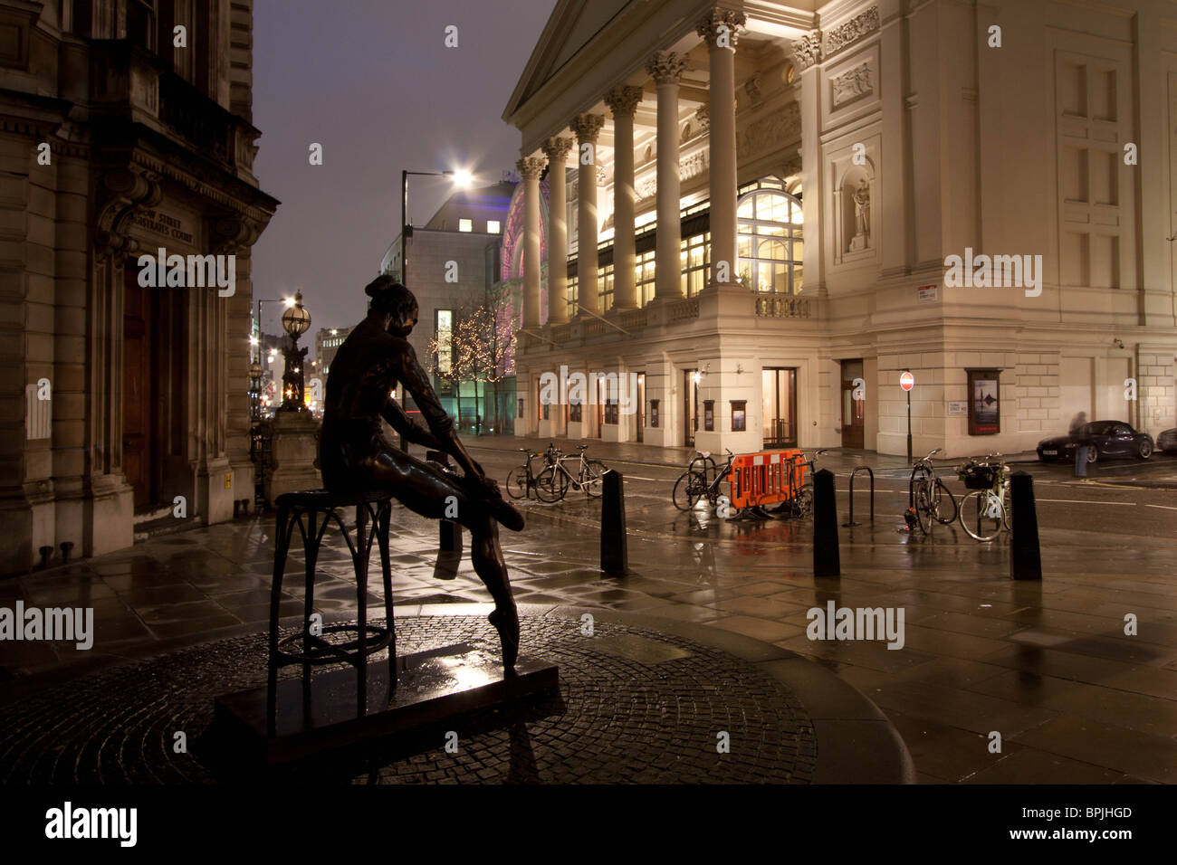La Ballerina statua al di fuori della Royal Opera House Covent Garden, a Londra per una serata ad umido Foto Stock
