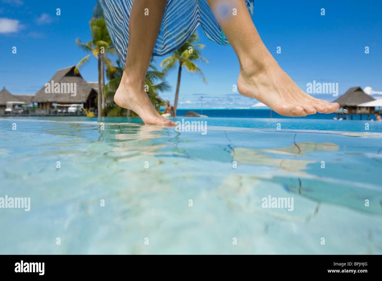 Sud Pacifico, Bora Bora, il turista femminile a bordo piscina. (PR/MR) Foto Stock