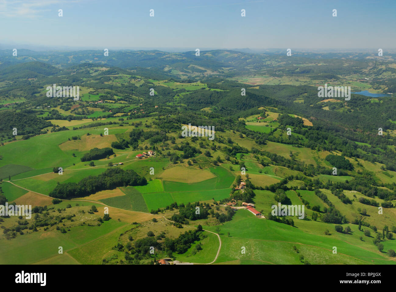 Vista aerea del paesaggio della regione di Ariege, a nord di La Bastide de Serou village, Lasfittes, Ariège, Midi-Pirenei, Francia Foto Stock