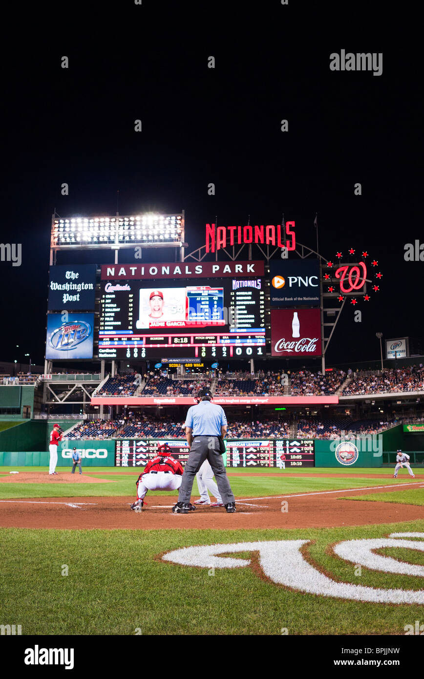 Nationals Cardinals Baseball Game Washington DC // WASHINGTON DC — Vista da subito dietro la targa di casa dei Washington Nationals contro i St. Louis Cardinals. I Cardinals vinsero 4-2. Foto Stock