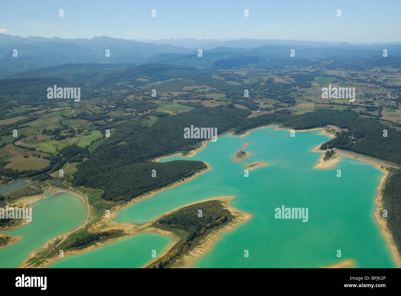 Vista aerea del lago artificiale di Montbel (chiamato anche Montbel dam), Ariège, Midi-Pirenei, Francia Foto Stock