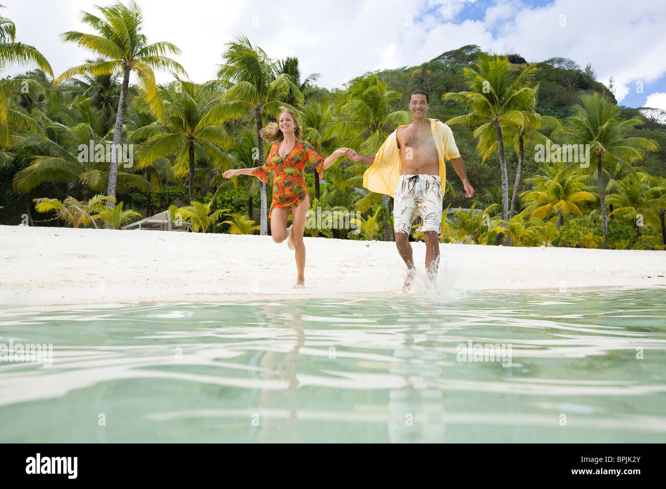 Sud Pacifico, Bora Bora, turisti che si godono la spiaggia. Foto Stock
