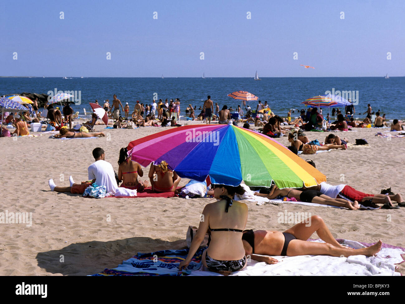 Spiaggia di Brighton per prendere il sole quando fa caldo. Folla sulla spiaggia durante un'ondata di caldo da record. Oceano Atlantico, Brooklyn New York Odessa by the Sea Foto Stock