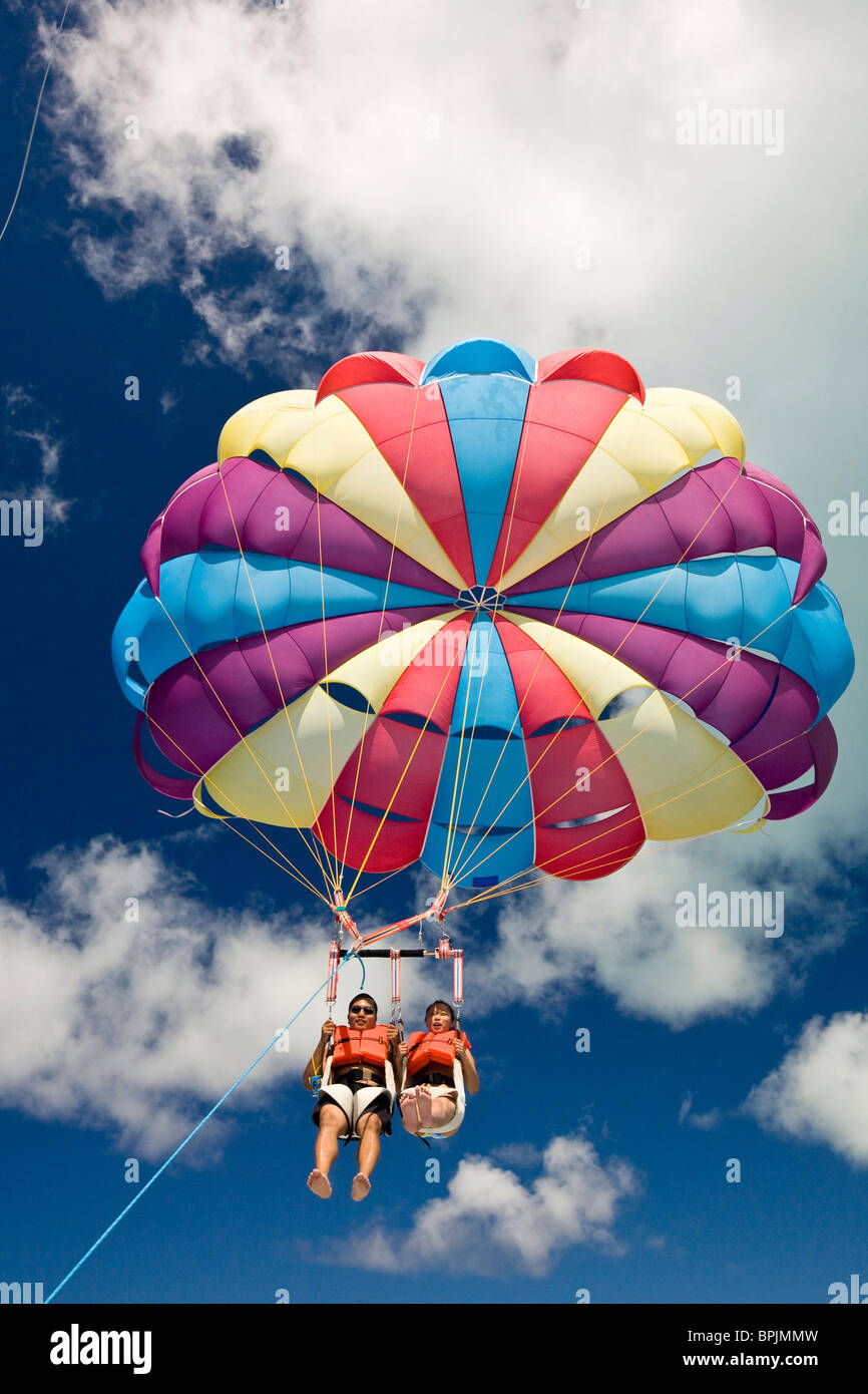 Il parasailing oltre la splendida laguna di Bora Bora. (MR/PR) Foto Stock