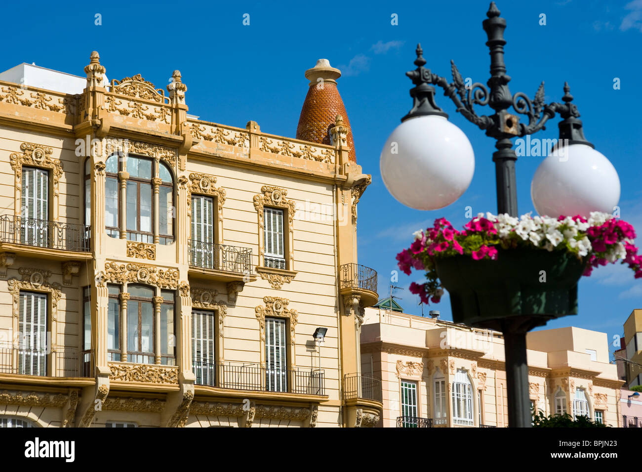 Edificio stile art nouveau in Avenida del Rey Juan Carlos I . Melilla.Spagna. Foto Stock