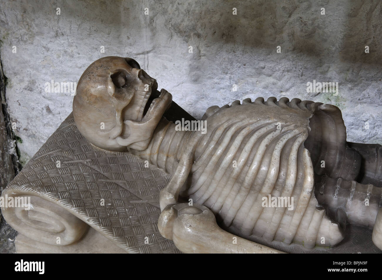 Lo scheletro su un memoriale di Shirley nella Basilica di Santa Maria e San Hardulph Chiesa, Breedon sulla collina, Leicestershire, England, Regno Unito Foto Stock