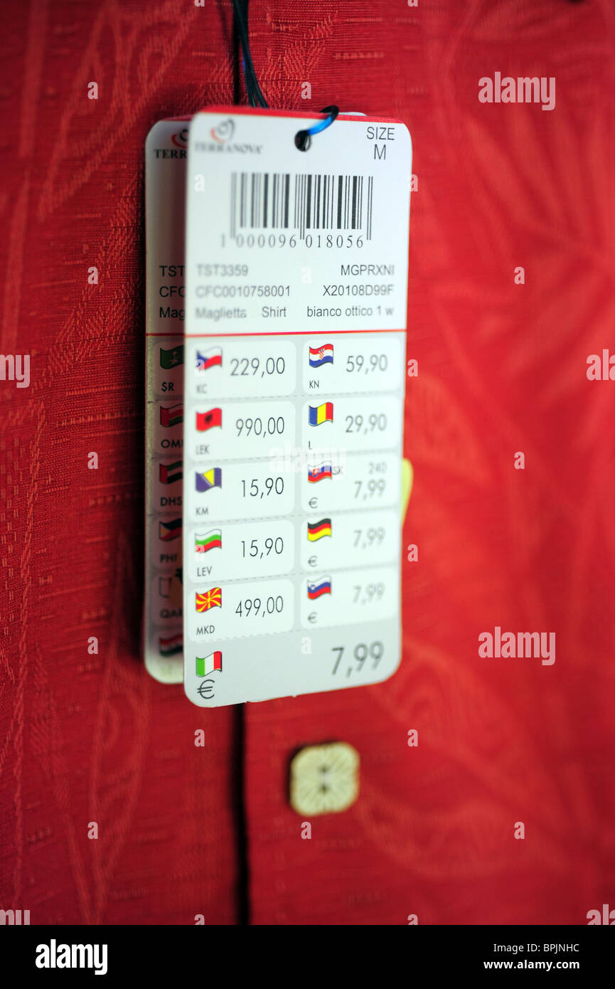 Maglietta rossa abbigliamento vendita etichetta prezzi europei denaro Euro i valori dei costi Foto Stock