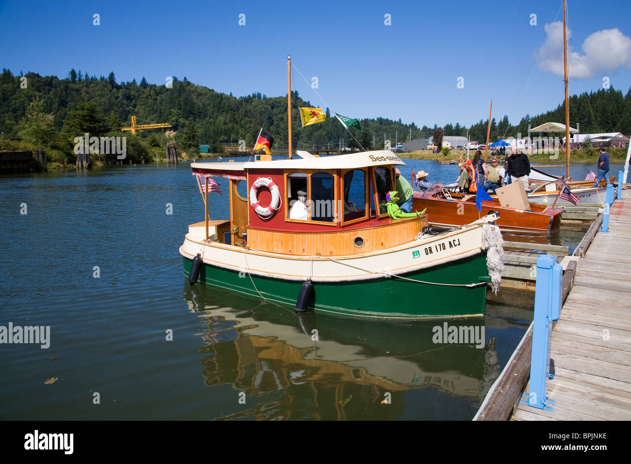Barche in legno sulla Yaquina River a un legno annuale Boat show in Toledo, Oregon Foto Stock
