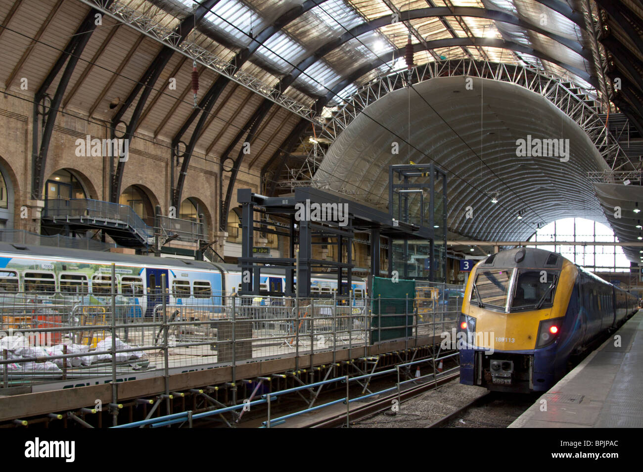 Il lavoro di ricostruzione - Kings Cross Mainline Station - Londra Foto Stock