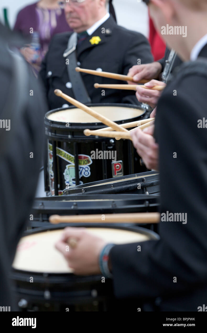 Il batterista boys drumming. Seaforth Montanari Pipes & Drums Foto Stock