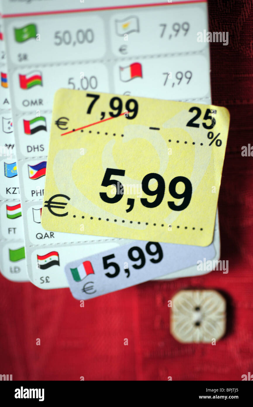 Vendita abbigliamento tag percentuale di sconto di Euro europeo prezzo di costo Foto Stock