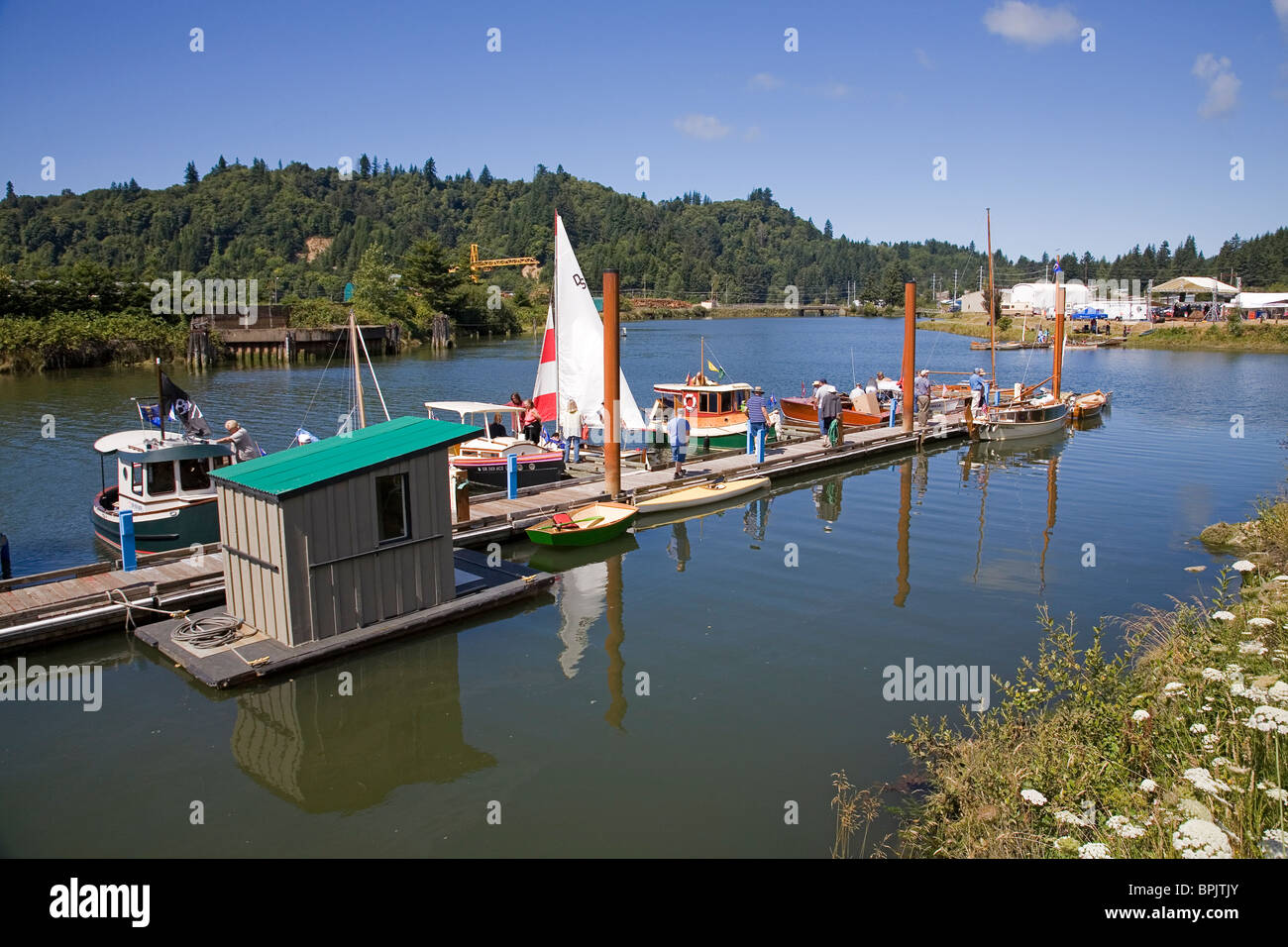 Barche in legno sulla Yaquina River a un legno annuale Boat show in Toledo, Oregon Foto Stock